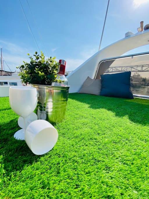 Barco Muy Romantico Con Parking! 산트 아드리아 데 베소스 외부 사진
