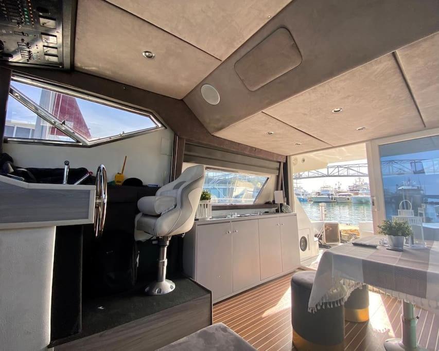Barco Muy Romantico Con Parking! 산트 아드리아 데 베소스 외부 사진
